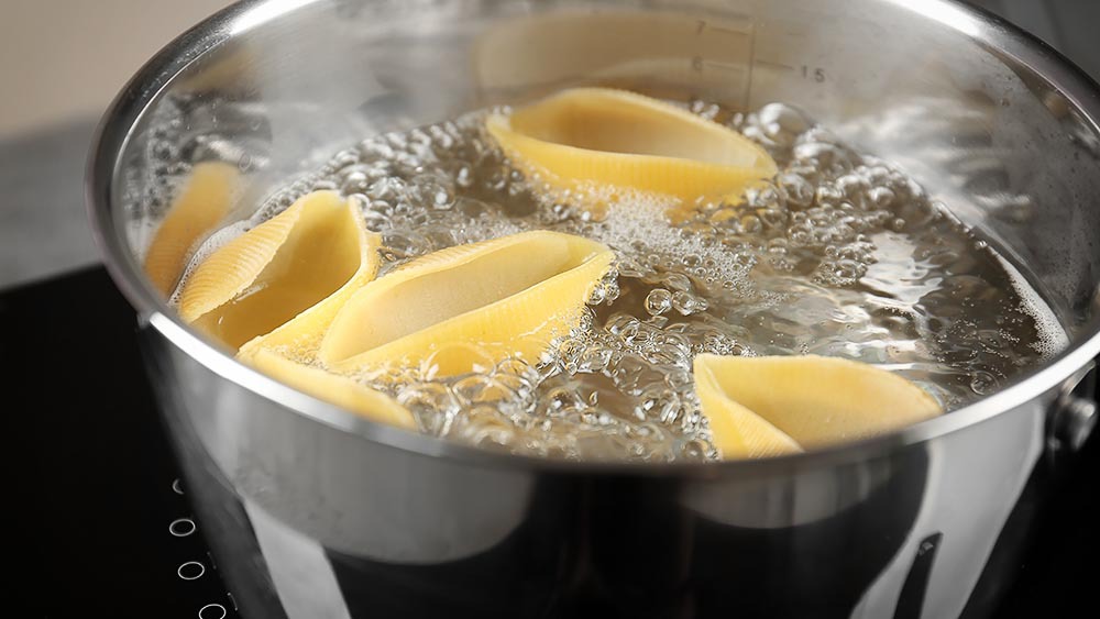 Limón en agua hirviendo para añadir aroma afrutado a la casa