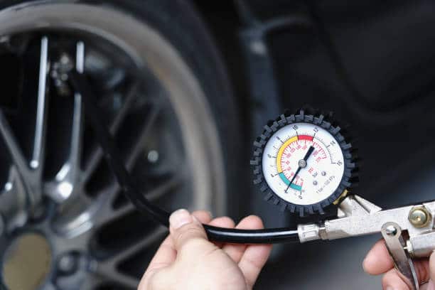 ¿Con qué frecuencia debe revisar la presión de sus neumáticos?