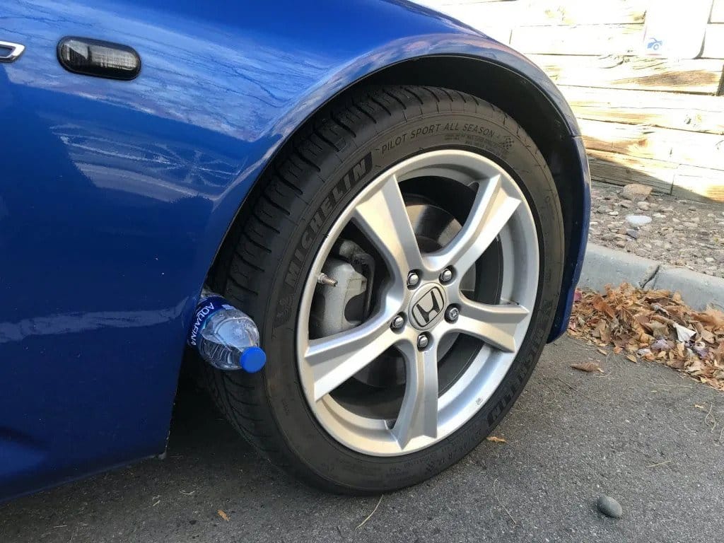 ¿Por qué poner una botella de plástico en el neumático de su automóvil cuando está estacionado?