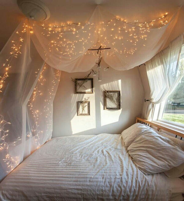 Agregue un toque de romance a su dormitorio con un trozo de tela para usar como un dosel ondulante con luces centelleantes.
