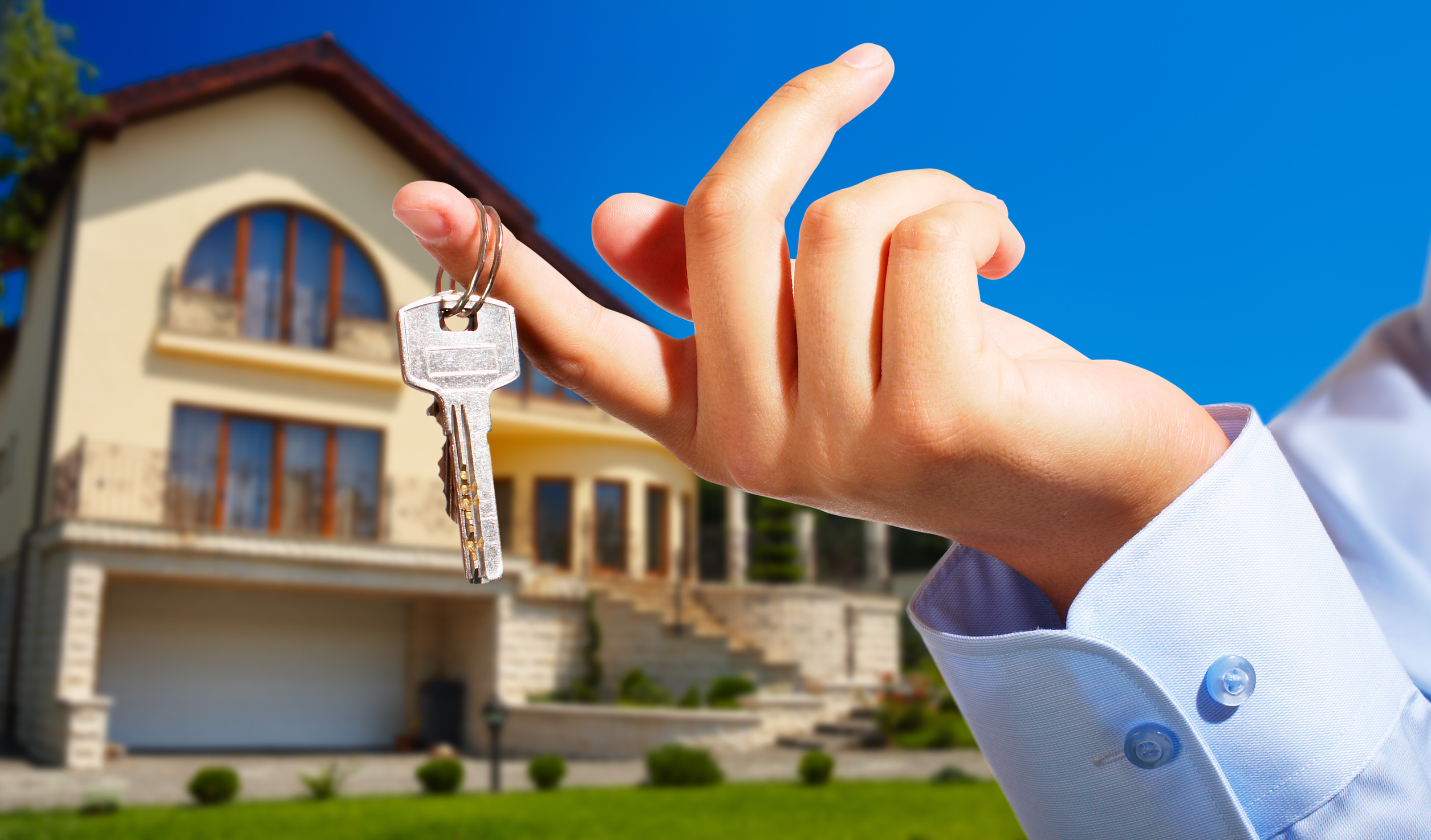 Propietario/agente inmobiliario entregando las llaves