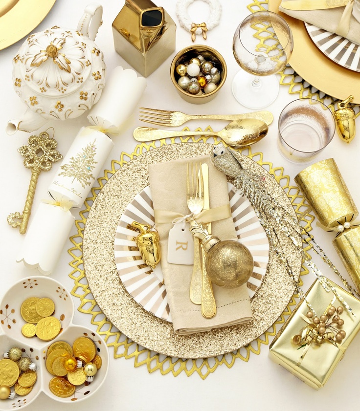 Juego de mesa navideña con accesorios dorados