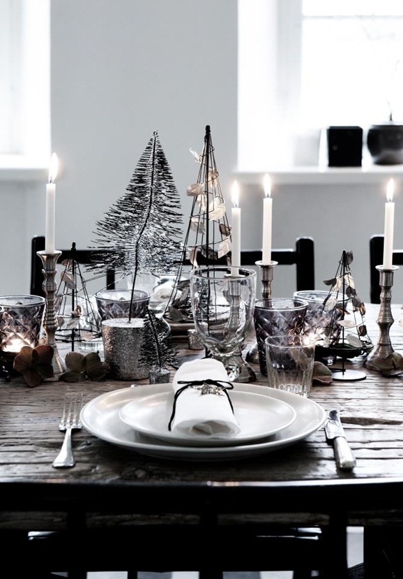 Ideas de decoración minimalista para esta mesa plateada navideña