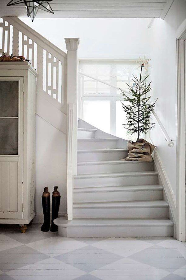 Ideas sencillas de decoración navideña para el hogar con escaleras