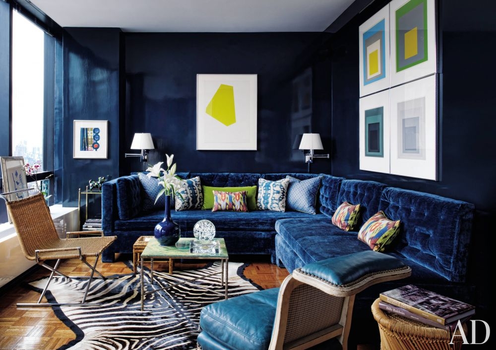 salón contemporáneo con sofá azul todd alexander romano nueva york