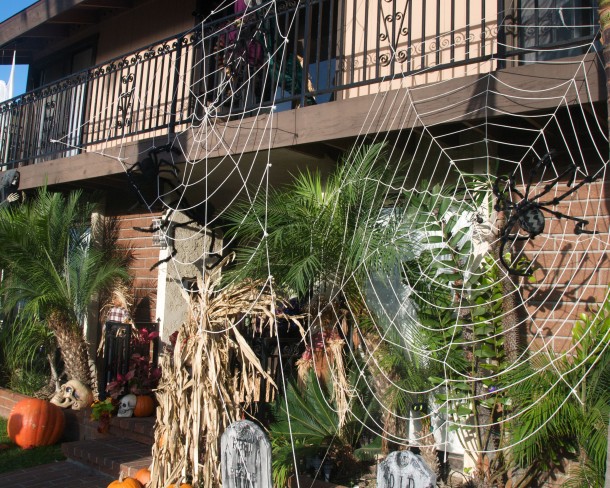 ideas de decoración exterior de halloween impresionante telaraña