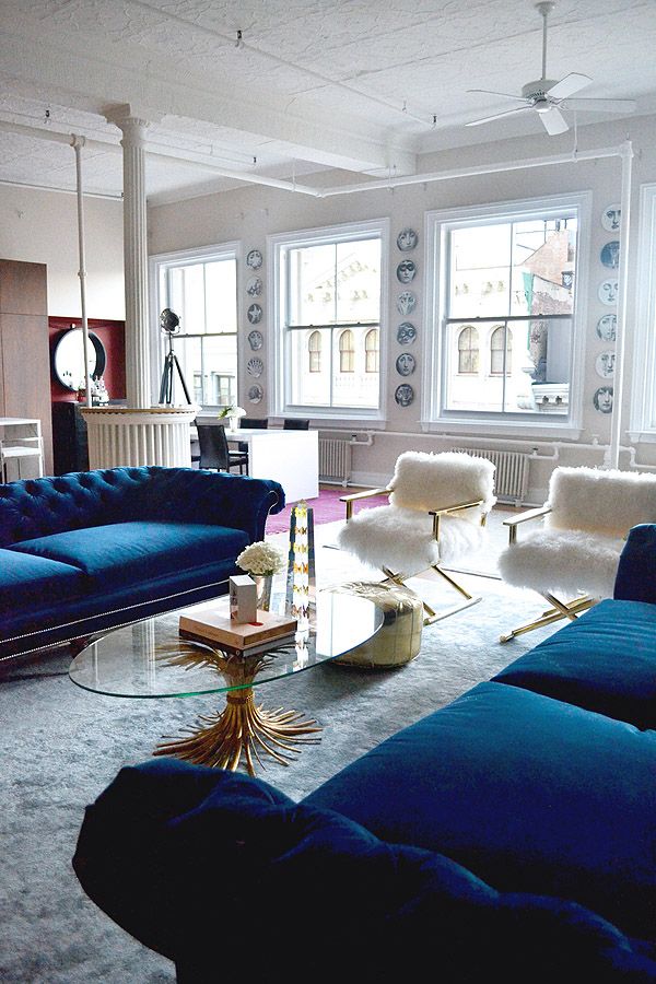 sala de estar sillas borrosas sofás de terciopelo azul ventanas